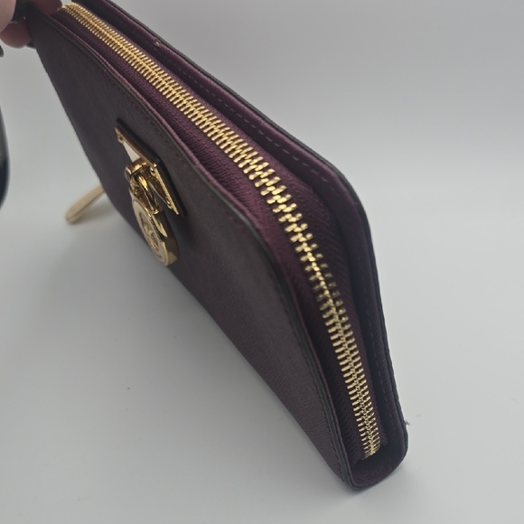 Michael Kors Plum Lock Hamilton Wallet W/ Gold Hardware (VERY GOOD)✨️💜✨️ - Picture 6 of 10
